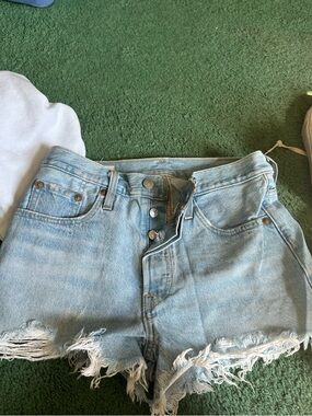 Light Blue Wash Levi’s Distressed Denim Women's Shorts